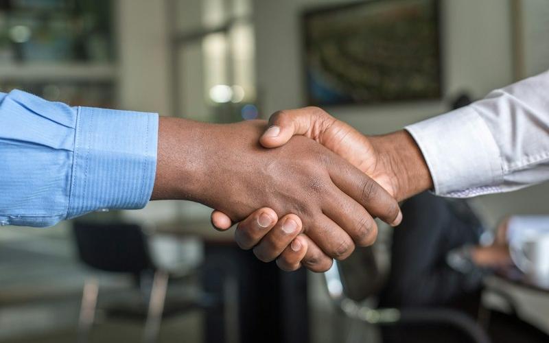 Handshake between an IT partner and a client