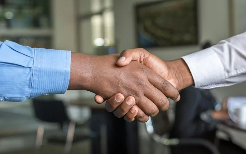 Handshake between an IT partner and a client
